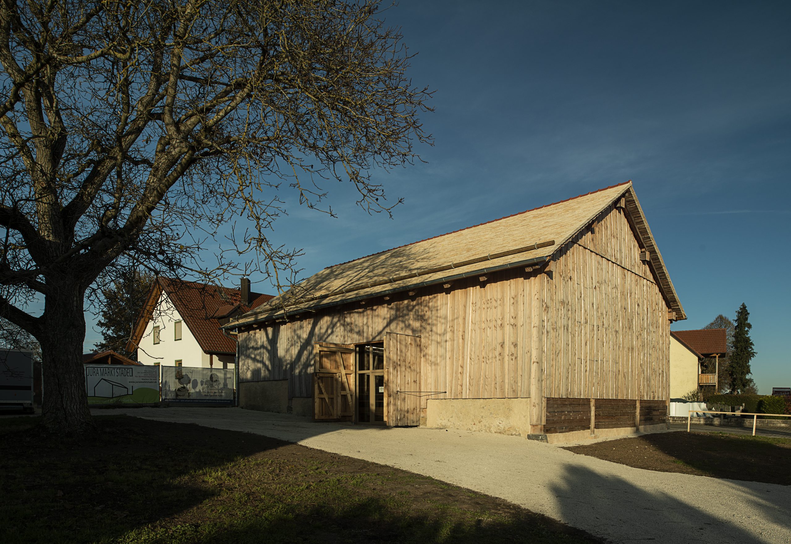 Der denkmalgeschützte Stadel in Pittmannsdorf 15, 93155 Hemau, ist Standort für Direktvermarktung vornehmlich regionaler landwirtschaftlicher Produkte. Foto: Johannes Paffrath