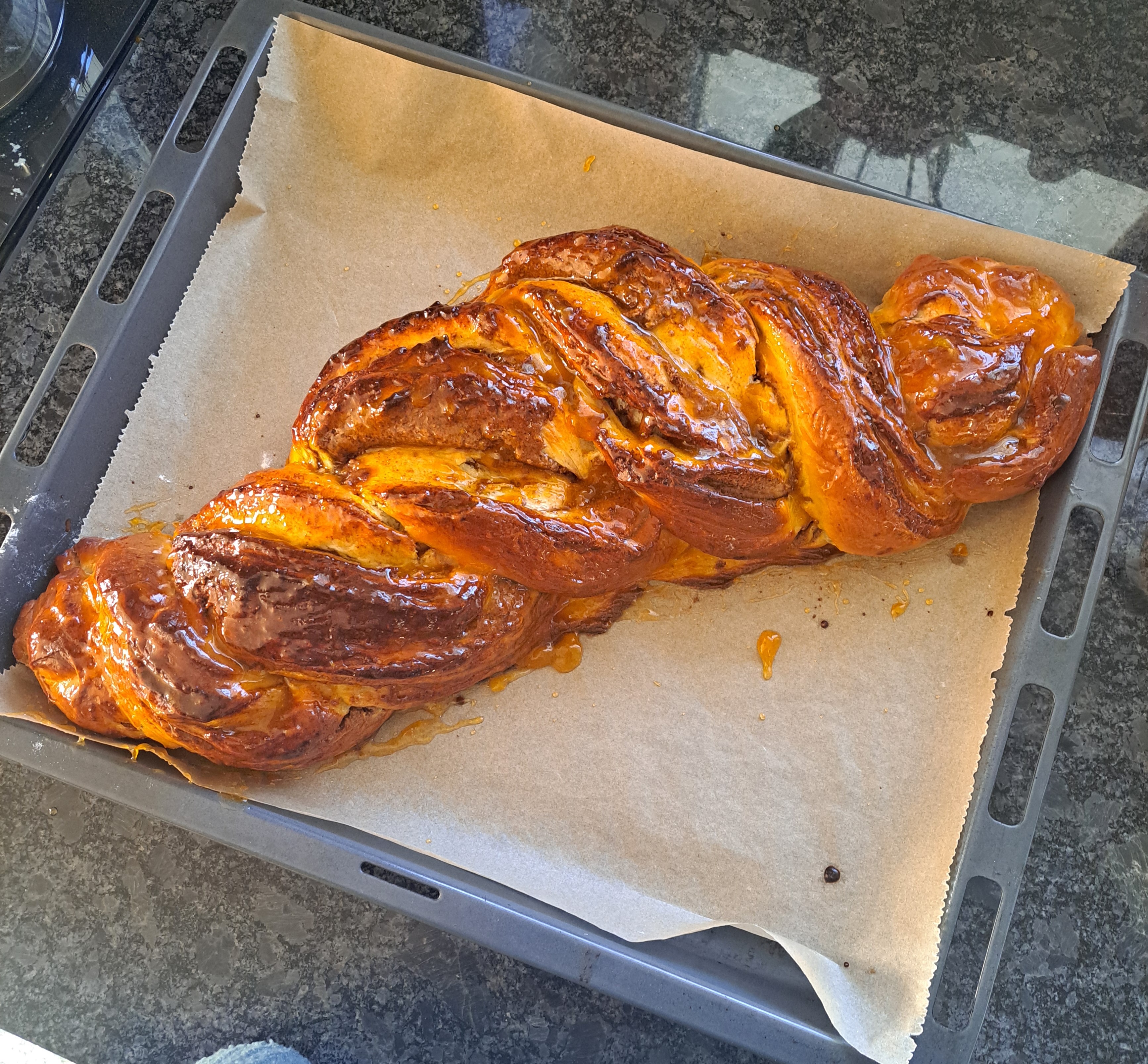 Frischer Nusszopf auf einem Backbleck